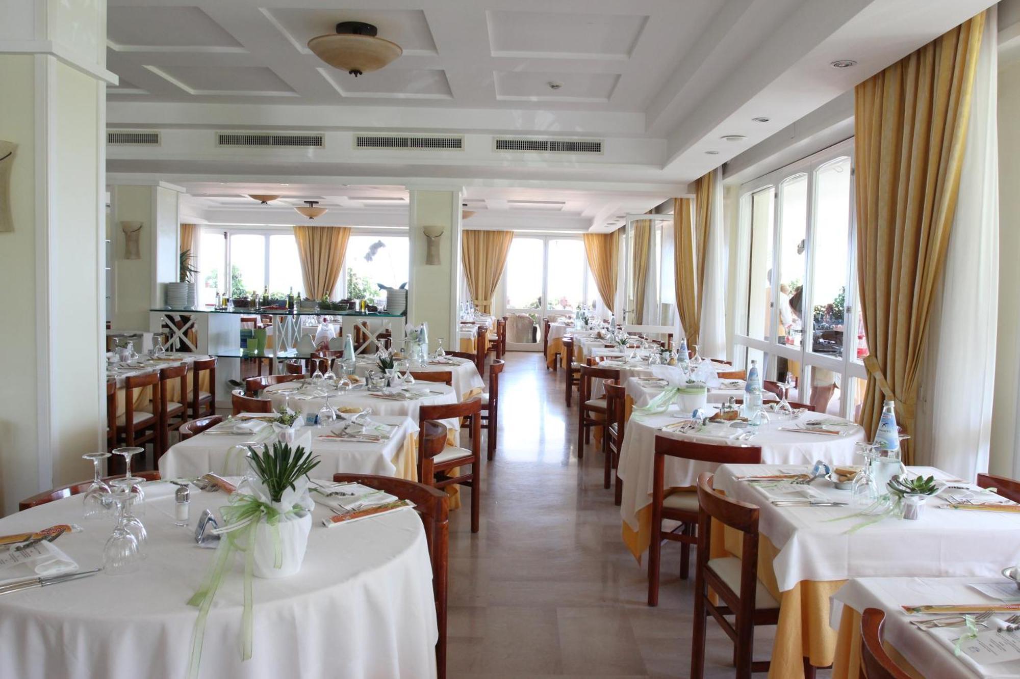 Albergo Punta De L'Est فرانكافيلا أل ماري المظهر الخارجي الصورة