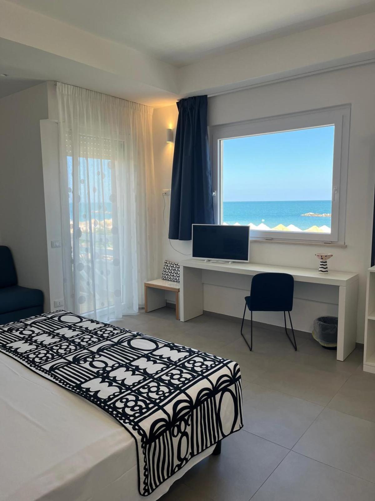 Albergo Punta De L'Est فرانكافيلا أل ماري المظهر الخارجي الصورة